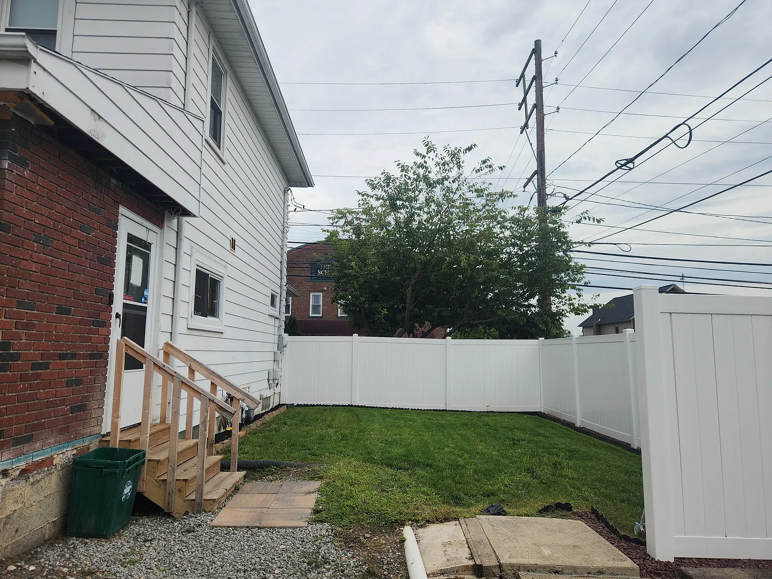 3 bed, 1.5 bath, 1247 sqft, $2,000 — Photo 1