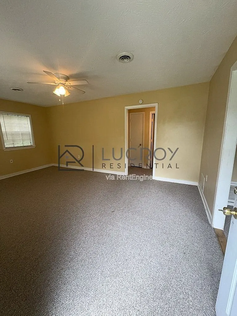 3 bed, 1.0 bath, 1048 sqft, $975 — Photo 2