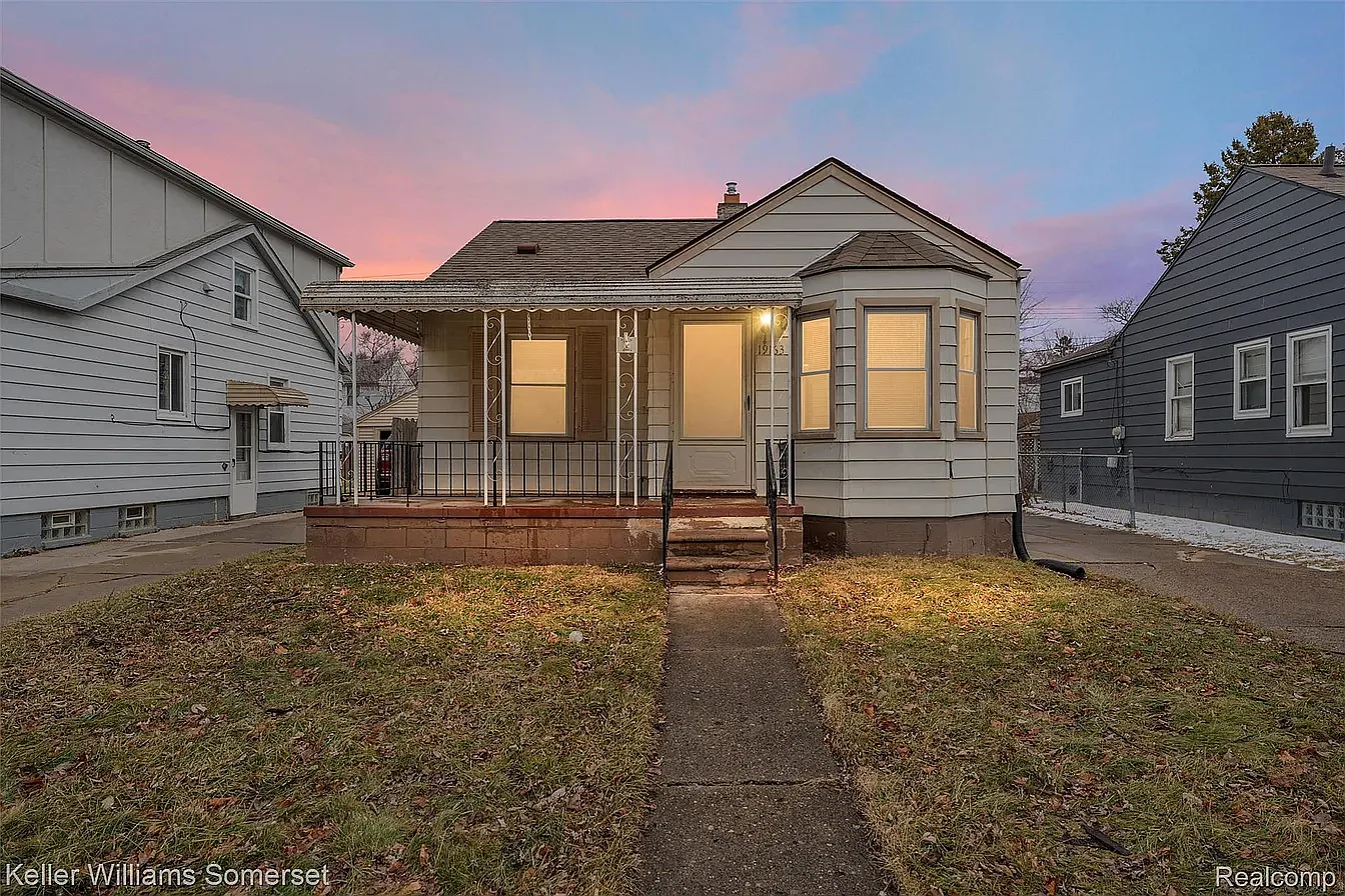 3 bed, 890 sqft, $1,300 — Photo 1