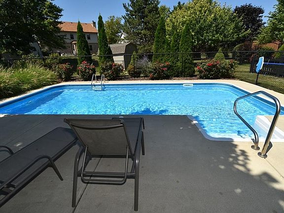 Pool depth ranges from 3.5 to 6.5 feet.