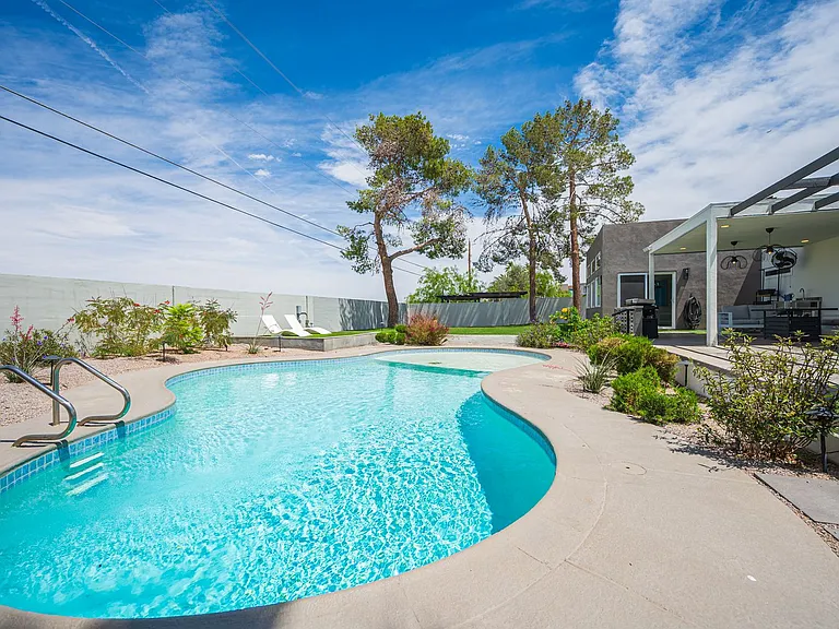 330 E Country Club Dr — Photo 8
