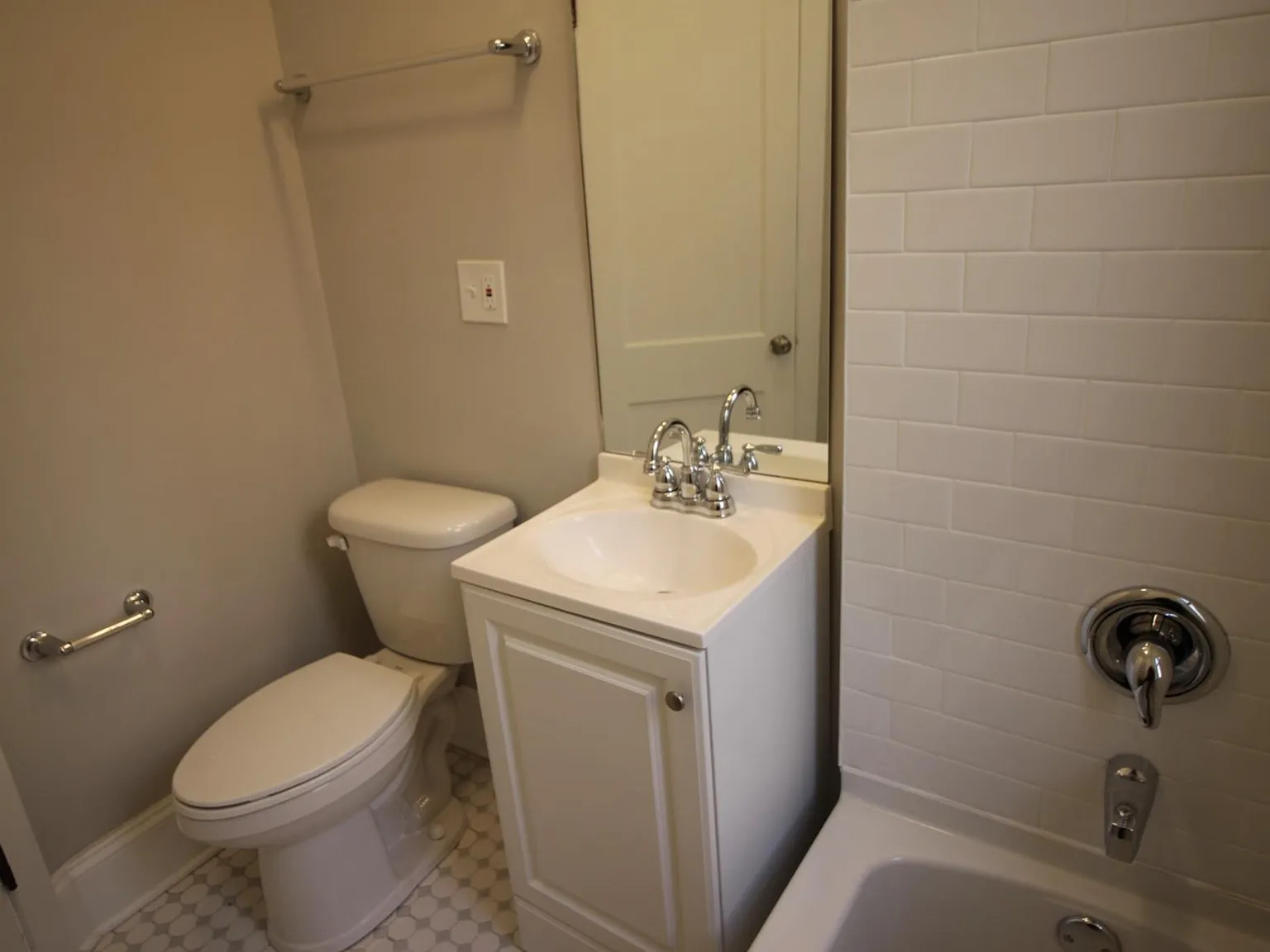 4403 N La Crosse Ave — Photo 3