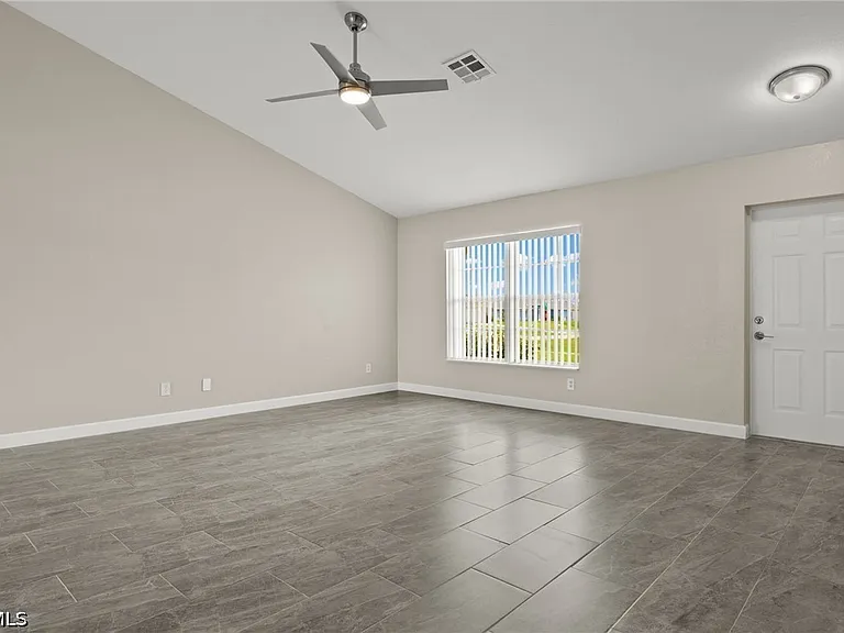 3919 SW 14th Ave — Photo 3