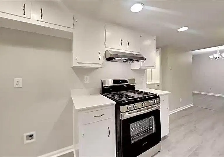 1386 Williamsburg Ln — Photo 8