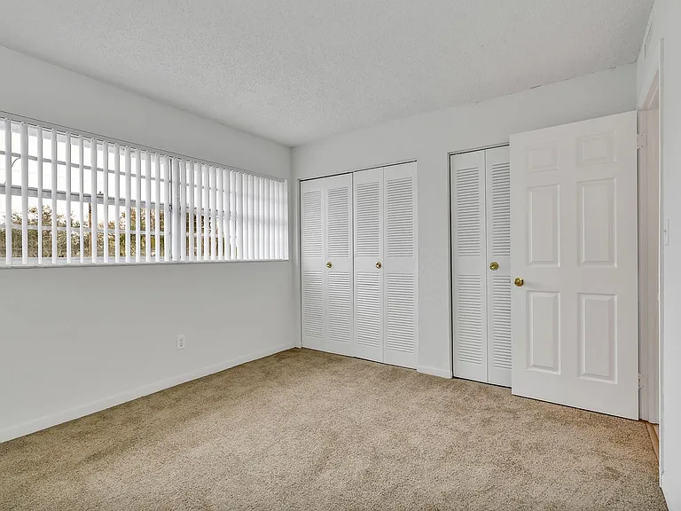 Midship Apartments — Photo 39