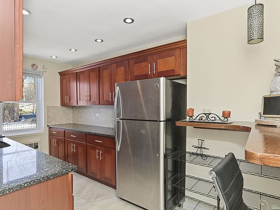 Upgraded Eat-in Kitchen