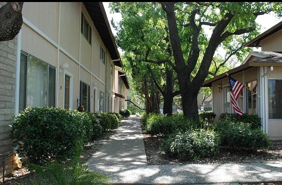Montecito Apartments — Photo 4