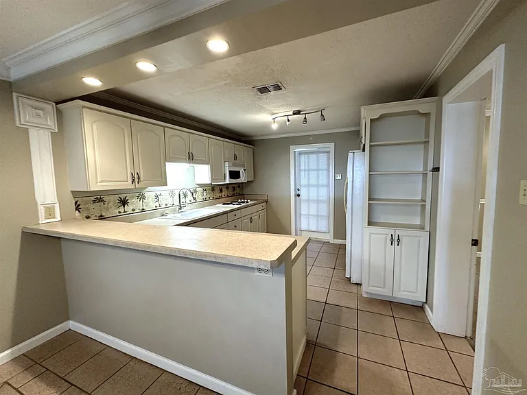305 Colbert Ave — Photo 5