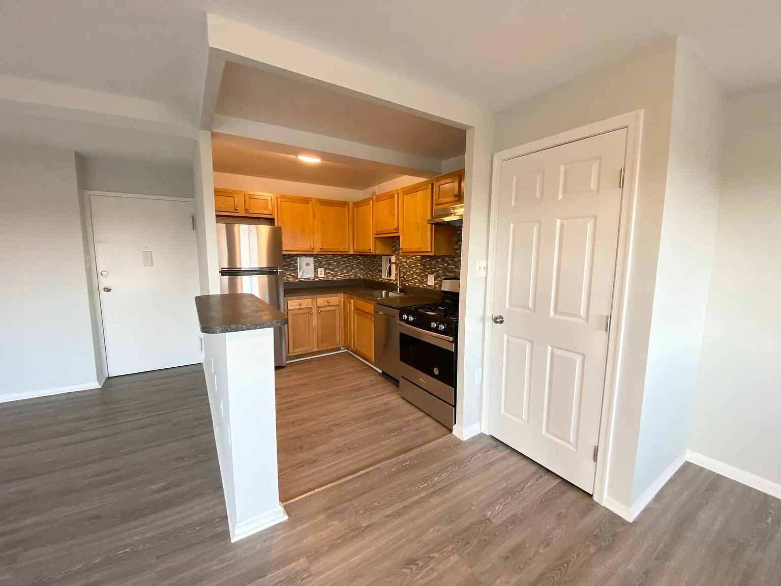 Kings Park Plaza Apartments — Photo 4