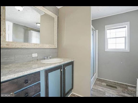 4th image of 595 Greenview Cir