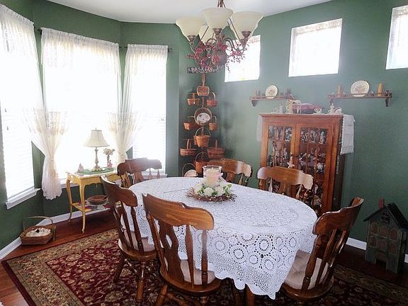 FORMAL DINING