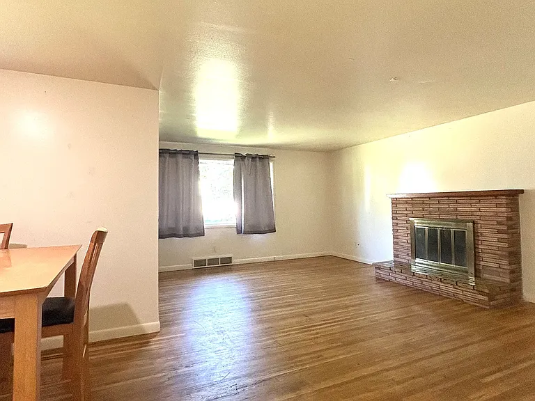324 E Mission Ave — Photo 4