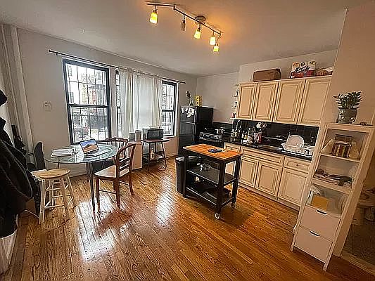 1st image of 454 Lorimer St #1