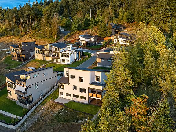 14 Lot Community w Street Up-lighting