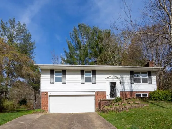 63 Lake Dr, Hurricane, WV 25526