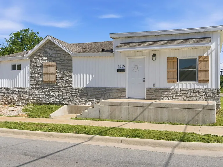 1339 E Division St — Photo 2