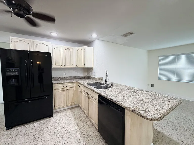 1637 S Mayfair Rd — Photo 8