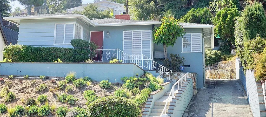 Photo 1 of 27 - 4435 Caledonia Way - Los Angeles, CA Primary Photo - 4435 Caledonia Way