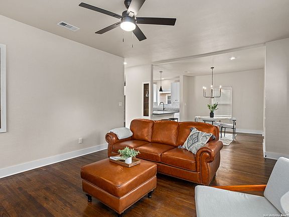 5th image of 1814 W Gramercy Pl