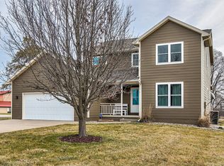 8455 Ridgeview Dr, Des Moines, IA 50320