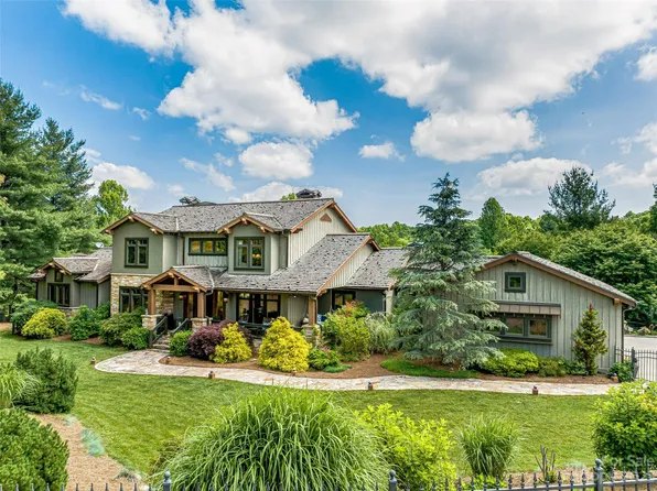 151 Berry Creek Dr, Flat Rock, NC 28731