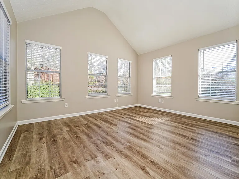 654 Highpoint Way — Photo 4
