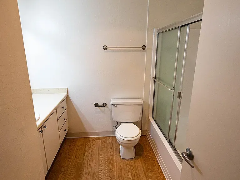 The Cedar 2+1 primary bathroom