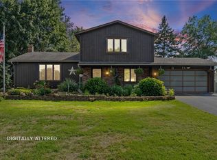 75 Woodedge Ln, Rochester, NY 14626