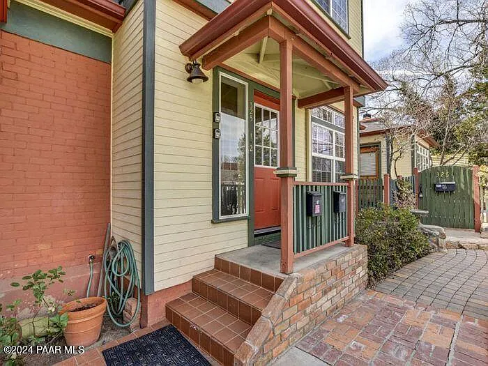 325 E Union St — Photo 3