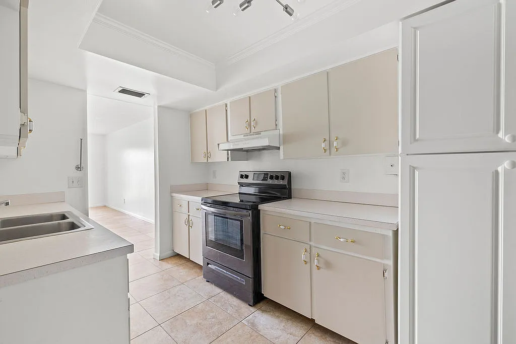 2 bed, 1040 sqft, $1,950 — Photo 3