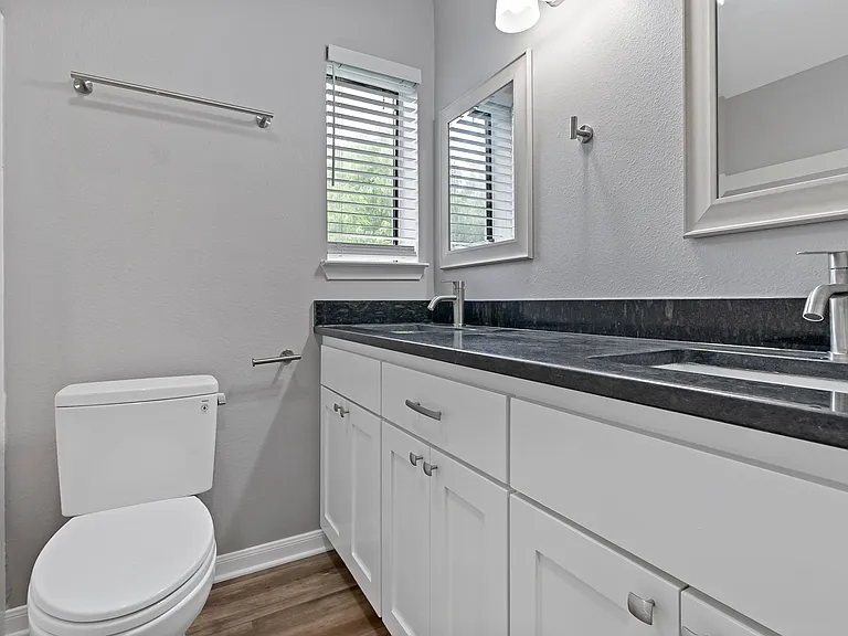 Oak Creek Condos — Photo 6