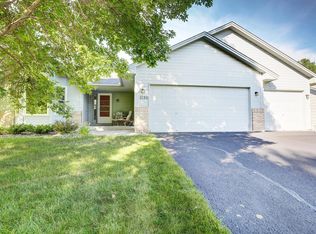 1120 Lake Susan Dr, Chanhassen, MN 55317
