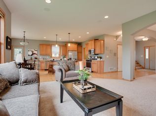 1840 Deephaven Dr, Woodbury, MN 55129