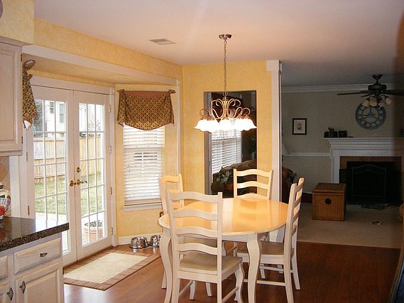 2804 Lohengrin Ct - Breakfast Area