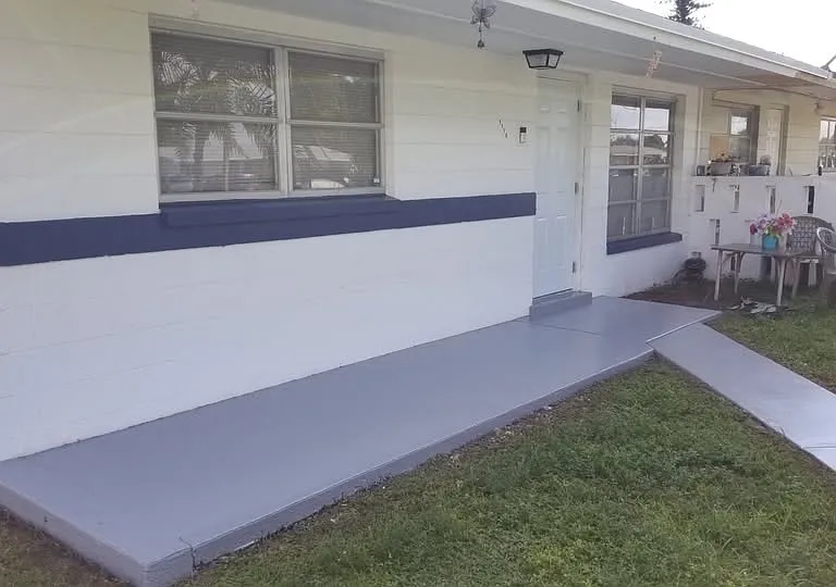 1110 Westminster St W — Photo 1