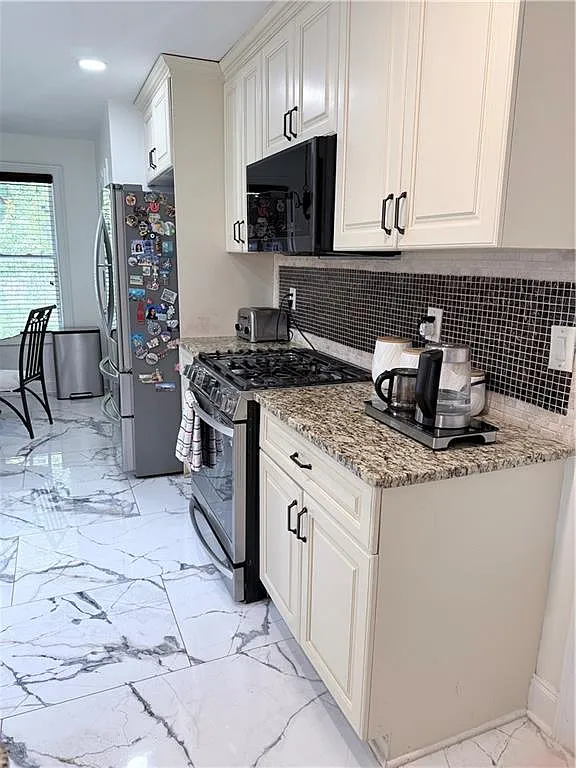3 bed, 2.0 bath, 1822 sqft, $2,400 — Photo 3