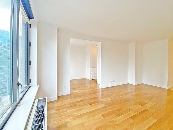 3rd image of 150 E 57th St APT 18C
