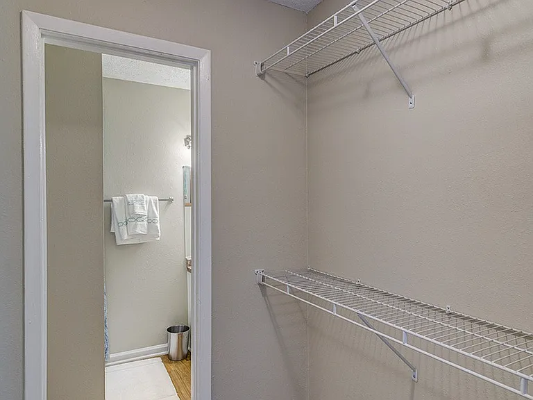 Walk in Closet model