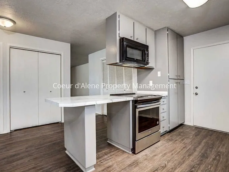 10230 N Hillview Dr — Photo 1