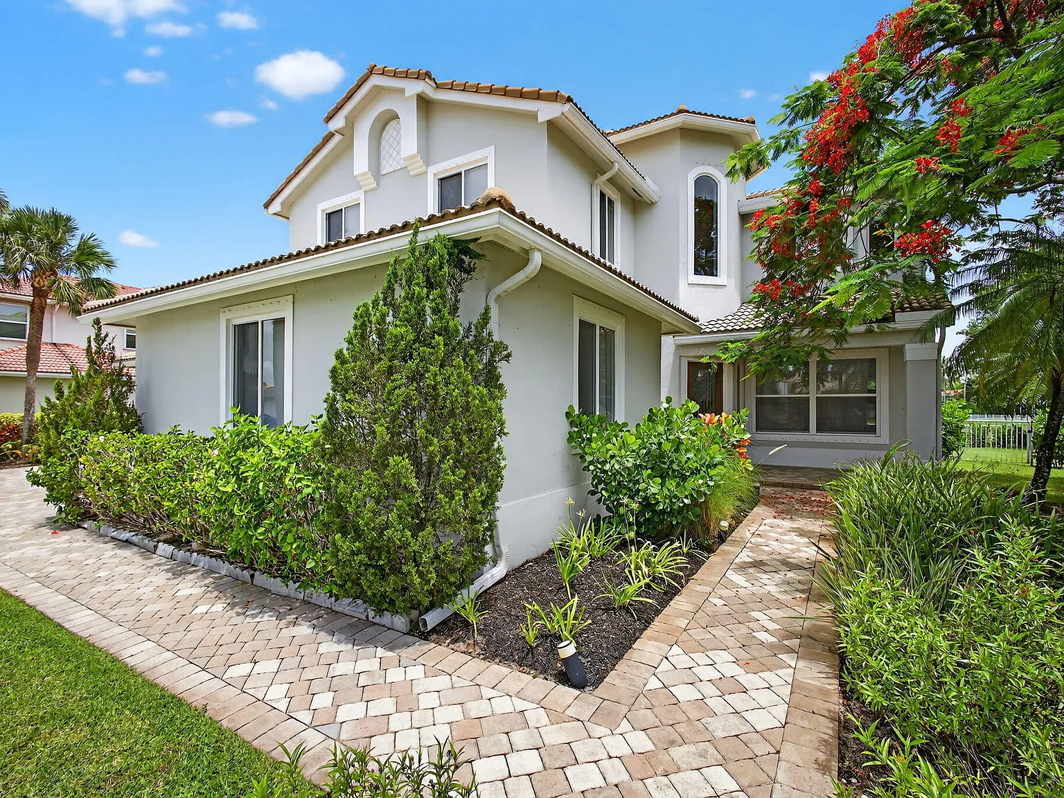 4 bed, 5.0 bath, 4334 sqft, $15,000 — Photo 4