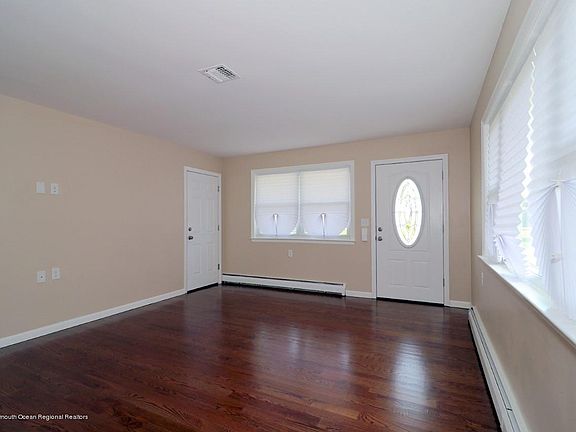4th image of 526 Jamaica Blvd
