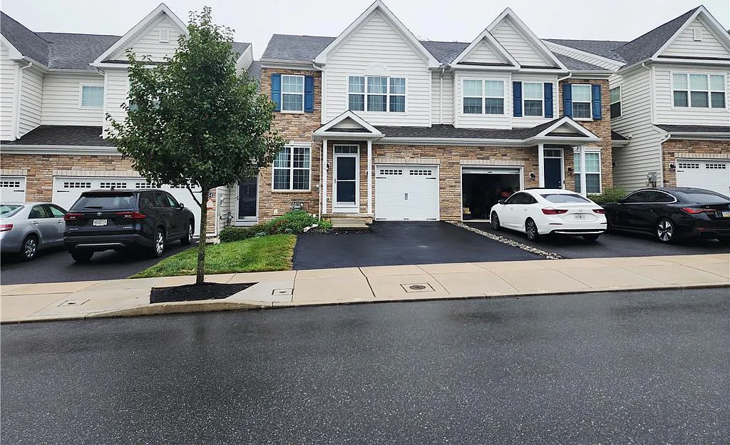 3 bed, 2.5 bath, 2575 sqft, $2,950 — Photo 3