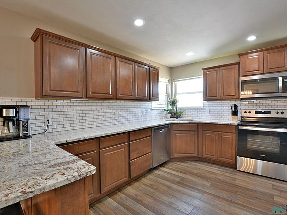 3rd image of 121 Crest Pointe Dr