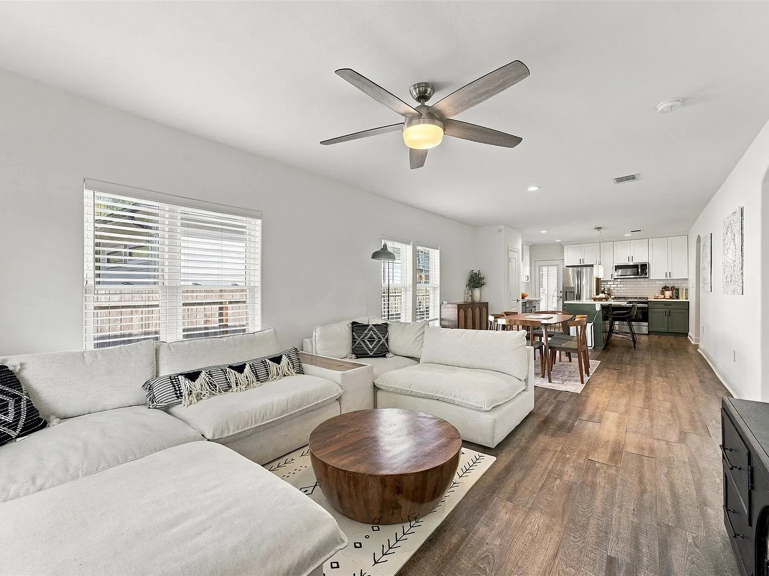3 bed, 2.0 bath, 1568 sqft, $2,600 — Photo 3