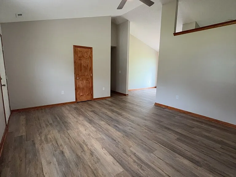133 Lawndale Ln — Photo 3