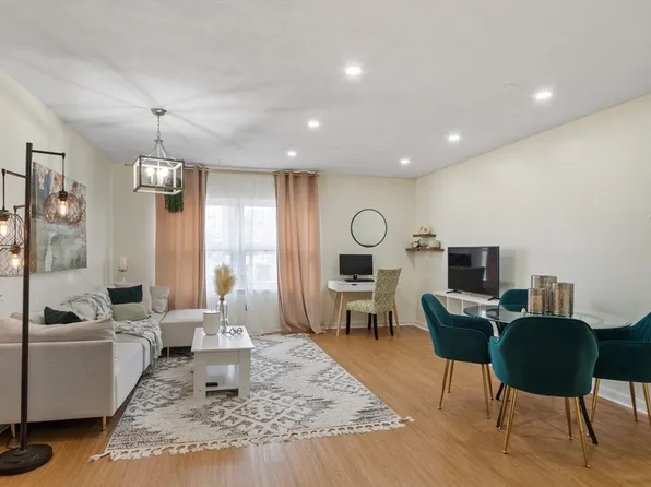 5140 Washington St APT 38, West Roxbury, MA 02132