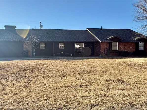 902 E Lincoln St, Sentinel, OK 73664