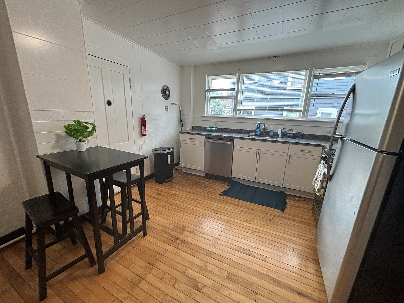 4 bed, 2000 sqft, $3,300 — Photo 4