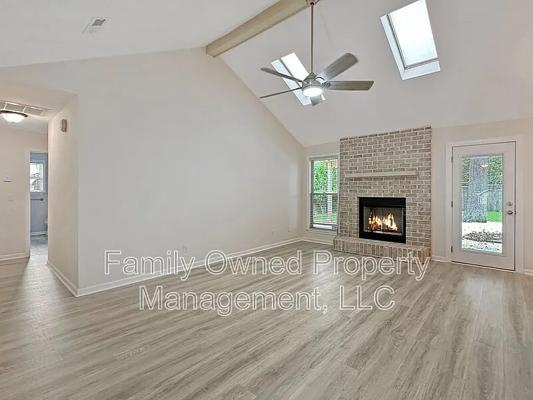 105 Pryors Ln — Photo 15