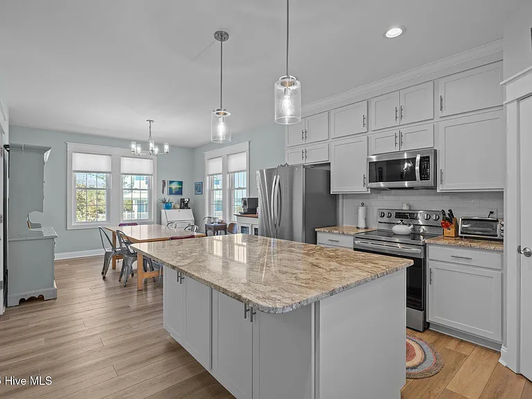 310 Lord Berkeley Dr — Photo 12